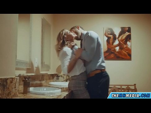 ❤️ Když vás na veřejných záchodcích svádí prsatá blondýna. ❤️❌ Porno u nás ﹏